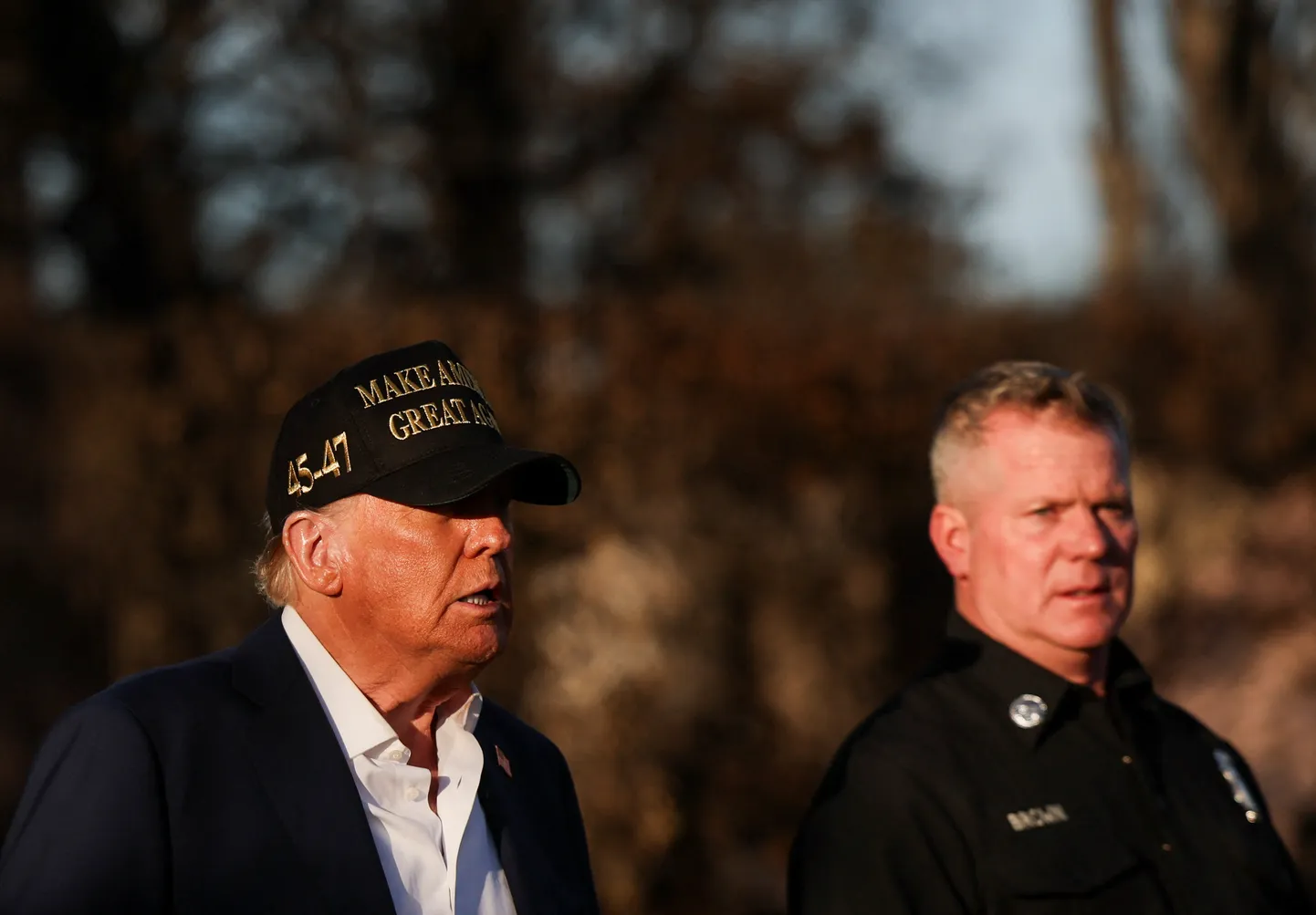 USA president Donald Trump ja Los Angelese tuletõrjeteenistuse juht, kapten Jeff Brown põlengutest laastatud Pacific Palisadesis. 24. jaanuar 2025.