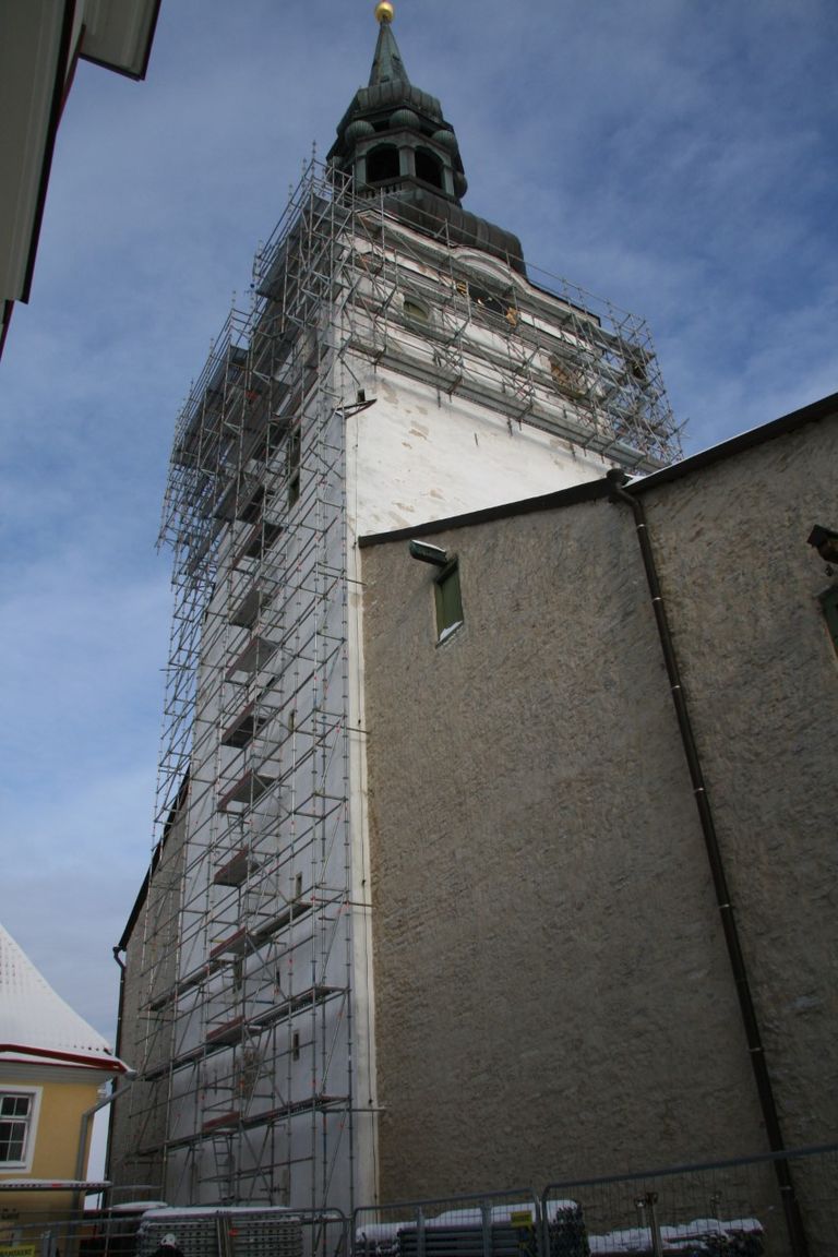 Началась реставрация колокольни Домского собора.