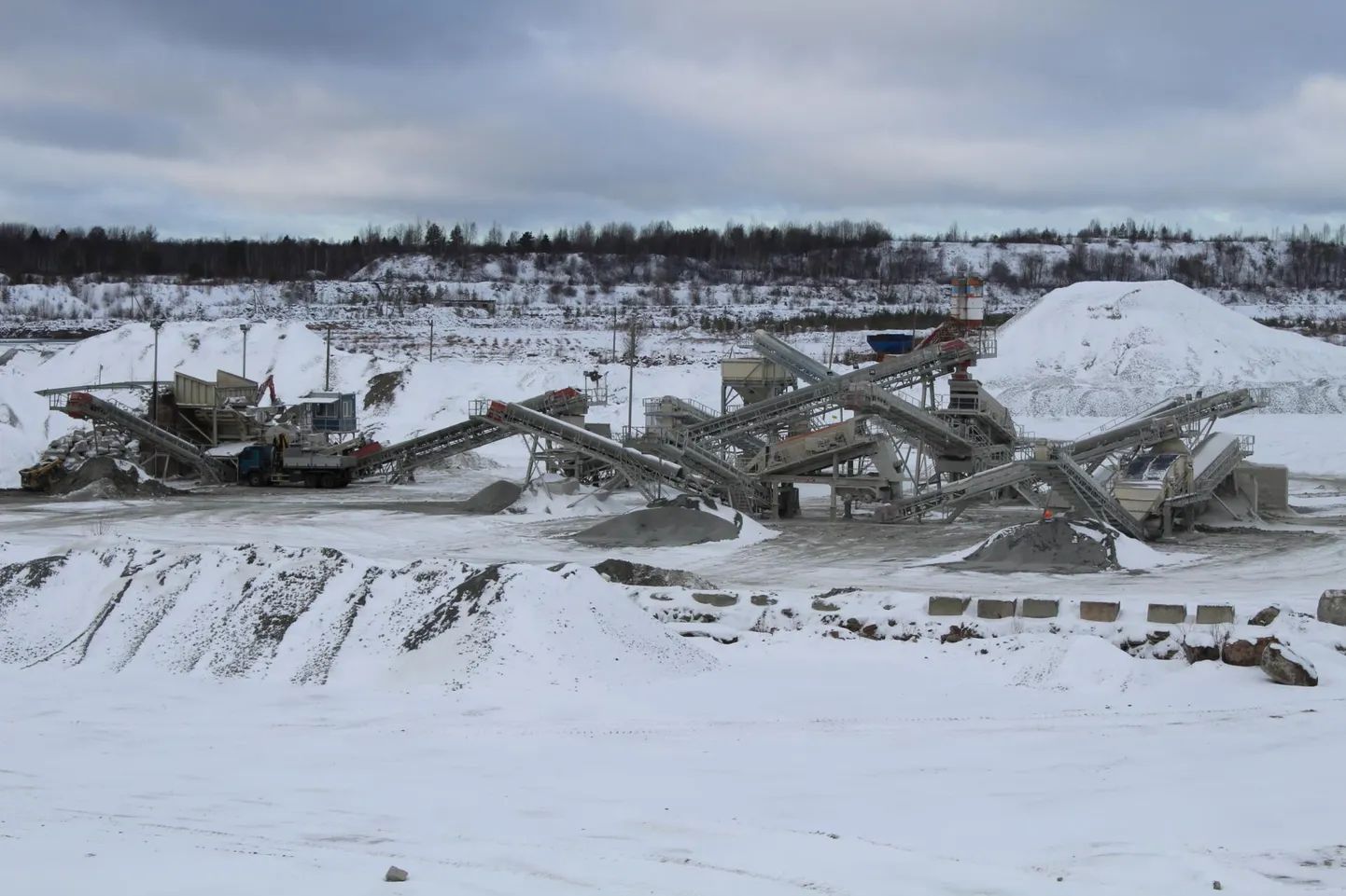 Aru-Lõuna paekivikarjääri killustiku purustamise ja sortimise sõlm. Tulevikus võidakse samast karjäärist kaevandada ka fosforiiti.