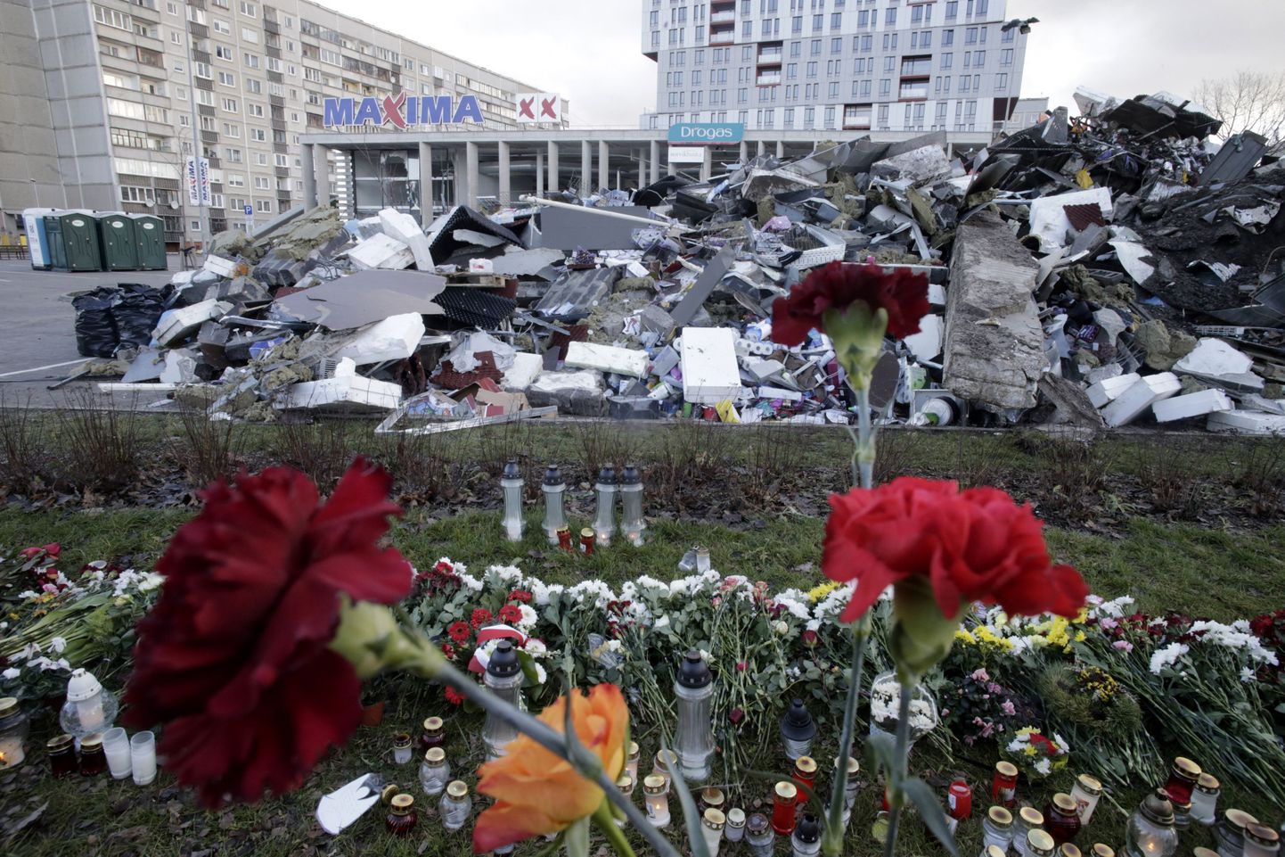 Lilled ja küünlad Riia ostukeskuse rusude juures. 21. novembril juhtunud tragöödias kaotas seal elu 54 inimest.