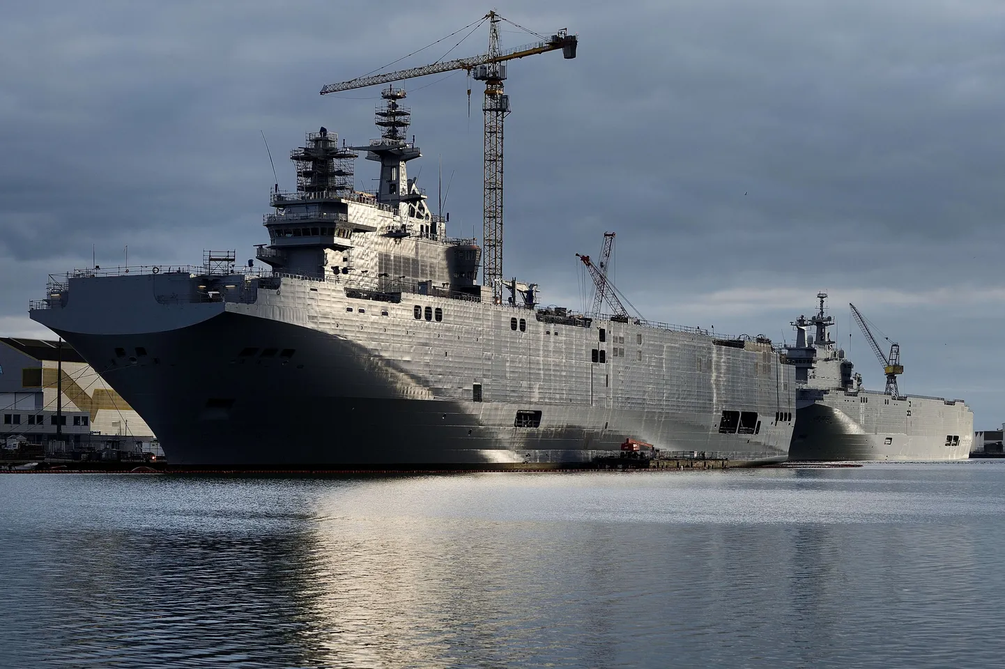 Dessantlaevad Sevastopol ja Vladivostok (tagumine) STX France kai ääres Saint-Nazaire'is.