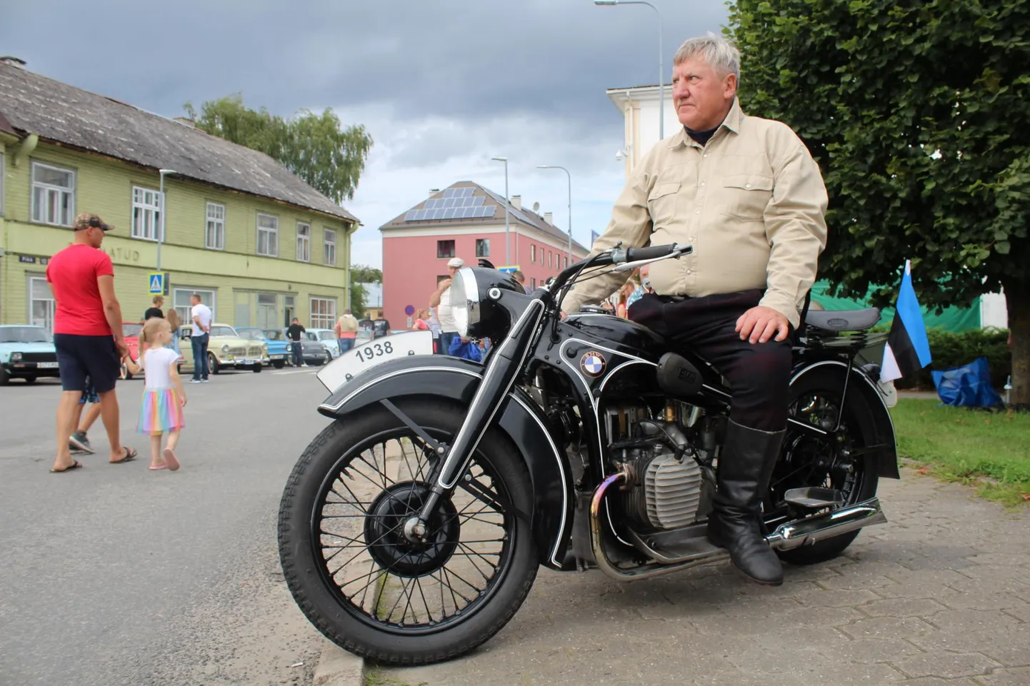 Tiit Kullik Tapa linna päevadel BMW R12 sadulas.