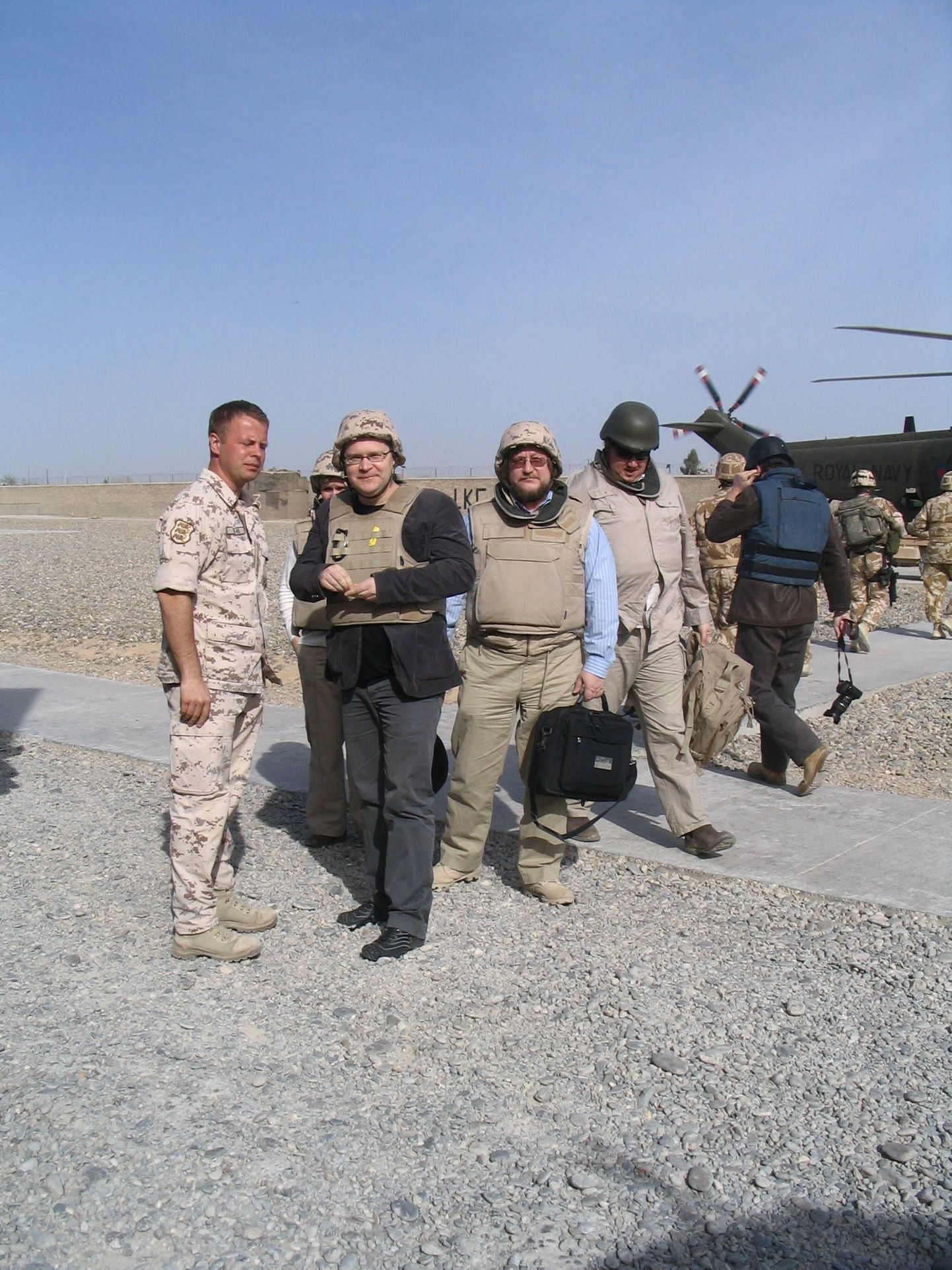Kolonelleitnant Sten Reimann, välisminister Urmas Paet, suursaadik Harri Tiido ja Daniel Schaer, kes on Eesti asjur Afganistanis, Lashkar Gah' sõjaväebaasi helikopterite maandumisplatsil.