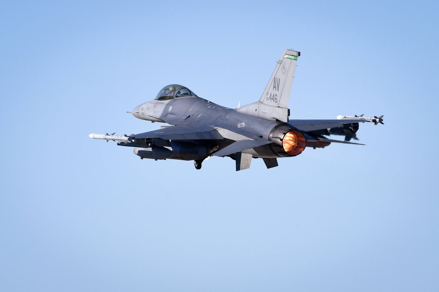 Iznīcinātājs F-16.