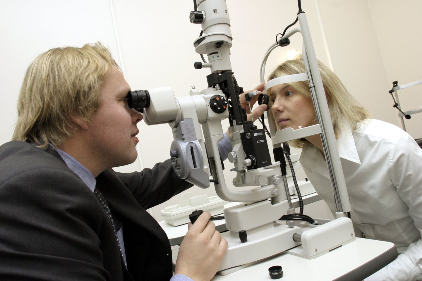 dr. Ants Haavel patsendi silmi uurimas.
