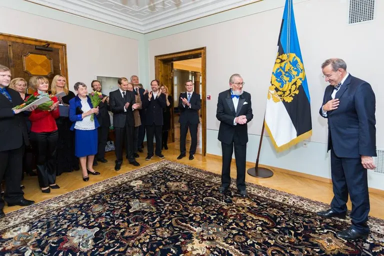 Väino võtab sõna autasustatute nimel (vasakul autasustatav õpetaja Indrek Peil.