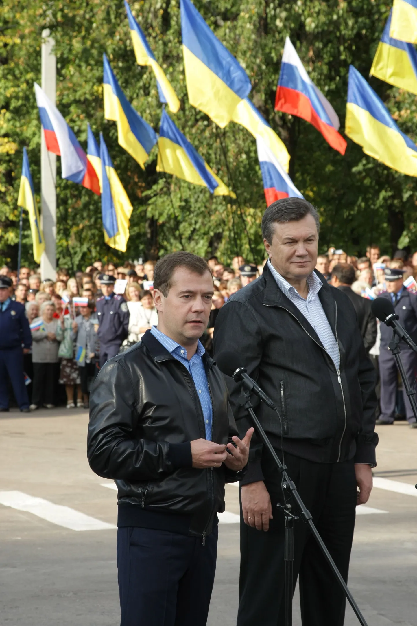 Venemaa president Dmitri Medvedev ja tema Ukraina kolleeg Viktor Janukovitš astusid möödunud nädalal üheskoos avalikkuse ette stiilseis rallirõivais.