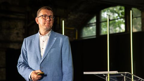 HEIKI HALLIK ⟩ Pärast peaministri kõnet Narvas tahaks küsida… kuhu küll kõik lilled jäid