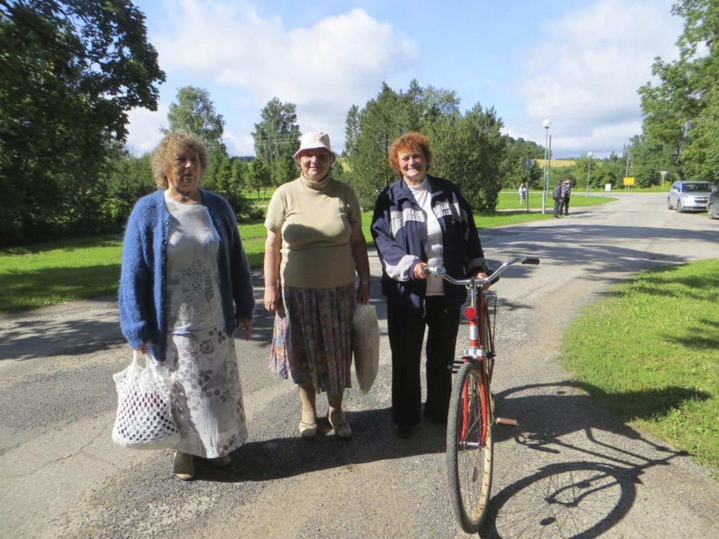 Ummuli naise Anni Randma, Urve Tamela ja Ellen Mägi saive kah vilmin tillikse osa ja pidive selle jaos kapist vällä otsma vana rõõva, poodikoti ja kuuri alt veneaigse jalgratta.