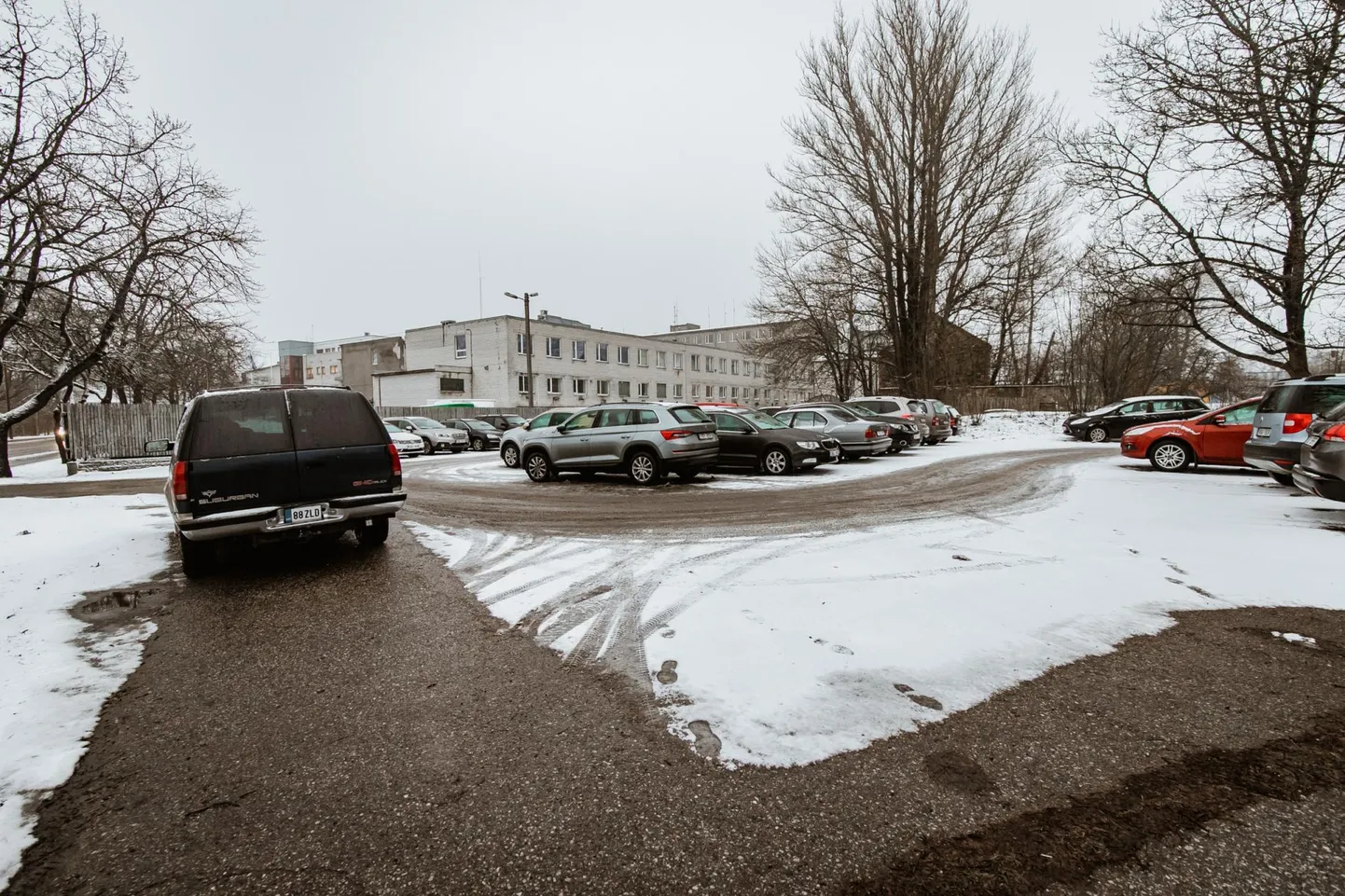 Kõigi pärnakate sõiduriistad linna rajatud parklatesse ei mahu ja nii ääristavad autod ka tänavate ääri.