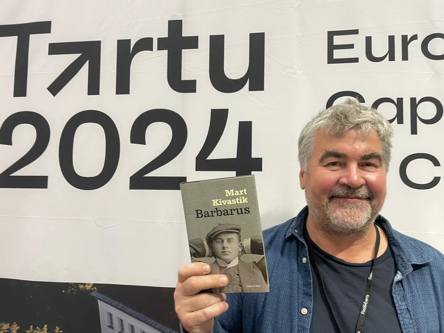 Mart Kivastik oma «Barbarusega» Turu raamatumessil.