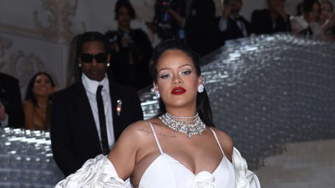 KUUMAD KAADRID ⟩ Rihanna meenutas esimest rasedust seninägemata fotodega