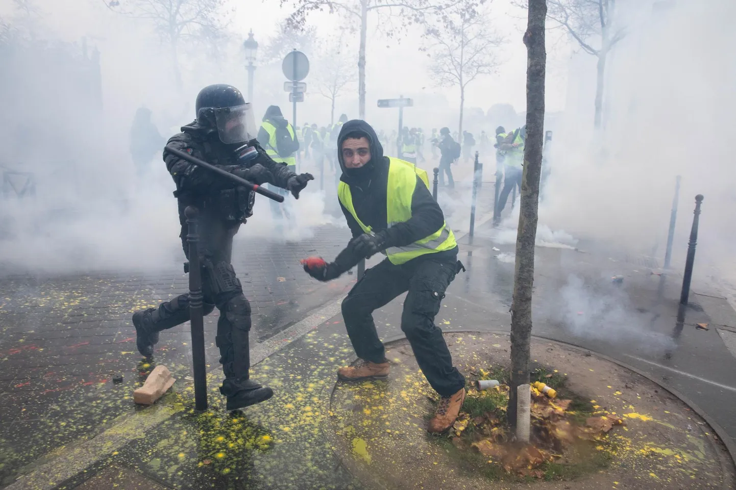 Meeleavaldajad Prantsusmaal Pariisis Triumfikaare juures.