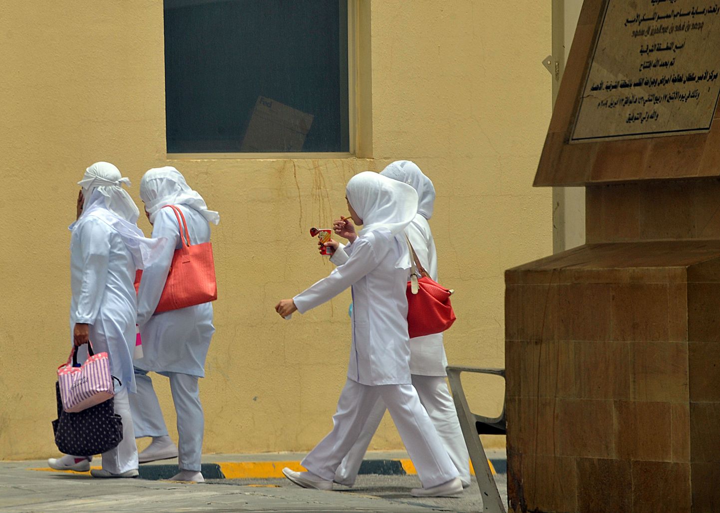 Õed kõndimas Saudi Araabia King Fahad haigla suunas.