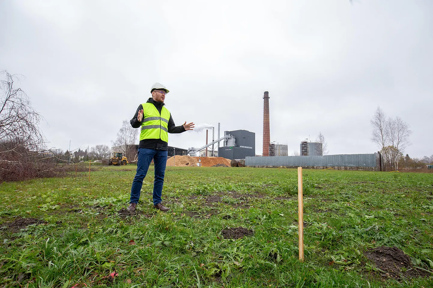 Enefit Greeni juhatuse liige Innar Kaasik näitab, kuhu tuleb Paide päikeseelektrijaam.