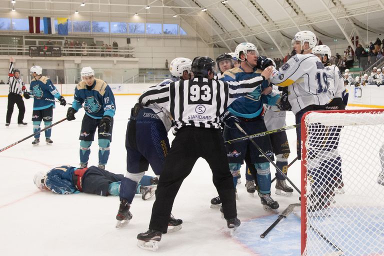 В матче кохтла-ярвеского "Everest" и рижского "Kurbads", как часто бывает в жарких хоккейных битвах, несколько раз дошло до потасовок.