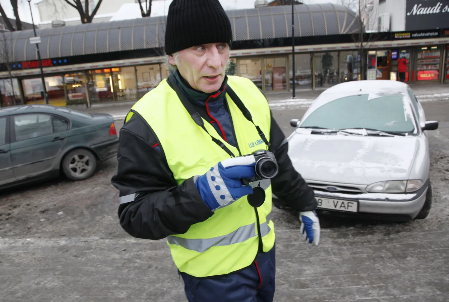 Vello Lõugas eelmisel reedel Viru tänaval tööhoos.