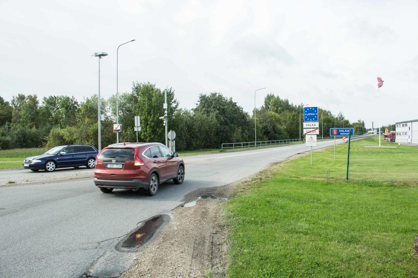 Eesti-Läti piiril võis pühapäeval hoolimata tugevamatest nõuetest autosid liikumas näha.