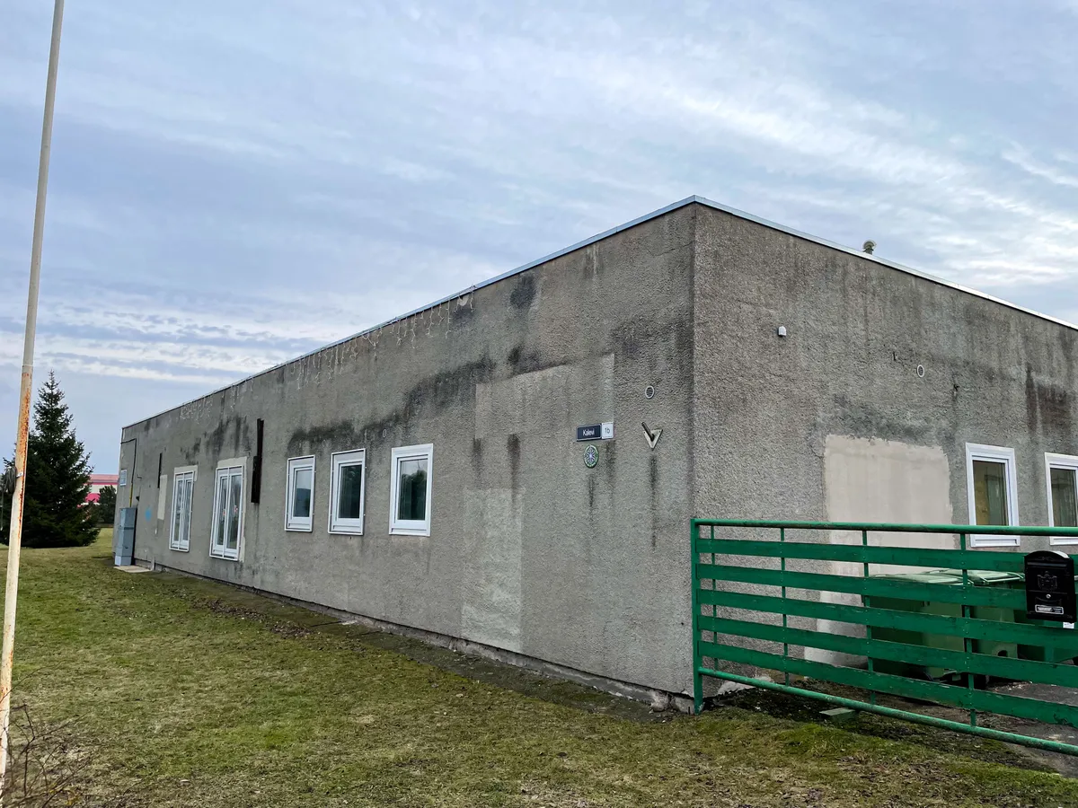 MTÜ Saaremaa lemmikloomade turvakodu on loomadele kodu otsinud juba aastast 2005. Esialgu hoiti loomi hoiukodudes kuniks 2013. aastal sai turvakodu omad ruumid. Täna tegutseb varjupaik Kalevi tänaval.