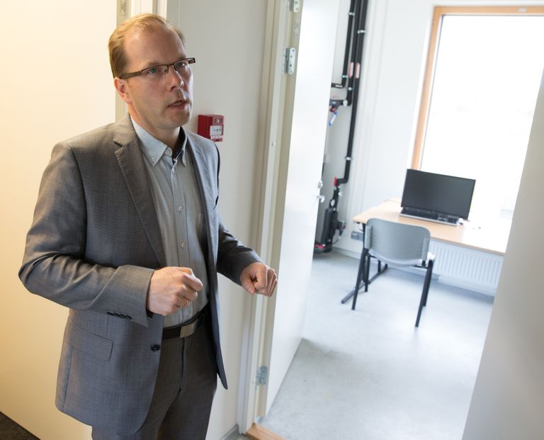 Tallinna Tehnikaülikooli ehitusteaduskonna professor Jarek Kurnitski selgitab TTÜ liginullenergia testhoone võimalusi.