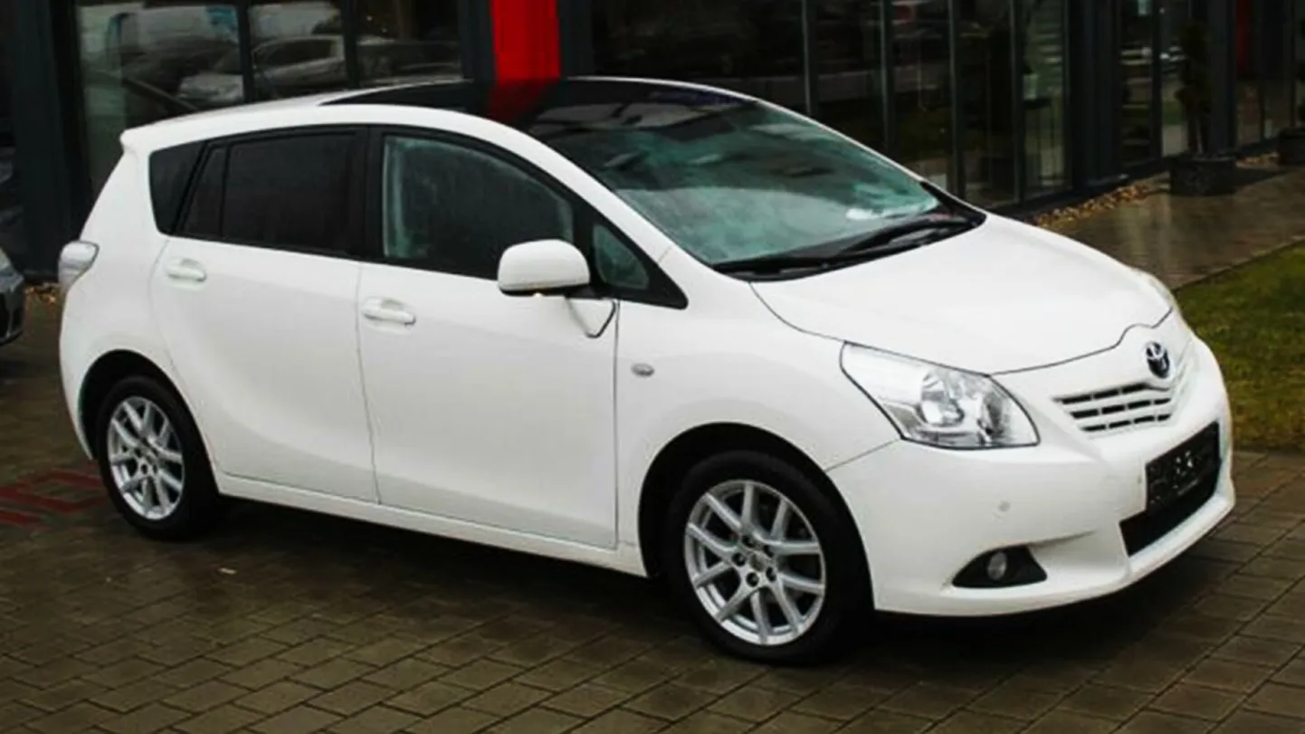 Белый автомобиль Toyota Verso 2012 года выпуска (только у угнанной машины были другие диски). Иллюстративное фото с сайта classic.de