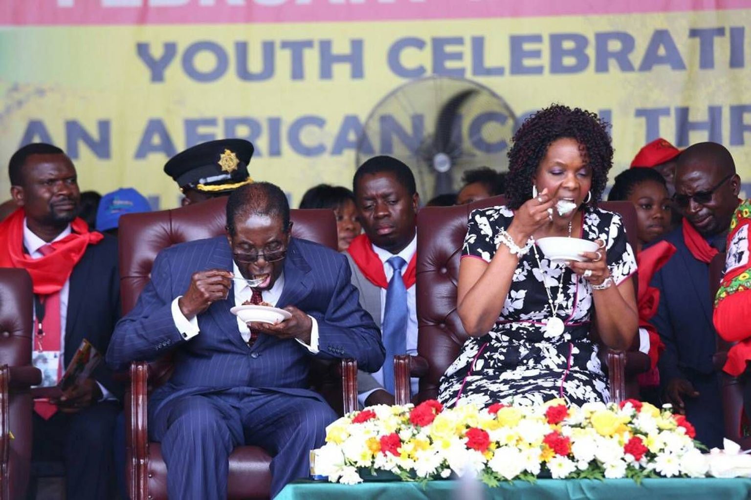 Mugabed eelmisel aastal sünnipäevatorti söömas.