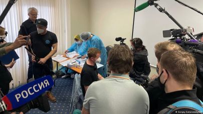 Немецкая пара делала прививки "Спутником V" в присутствии российской прессы
