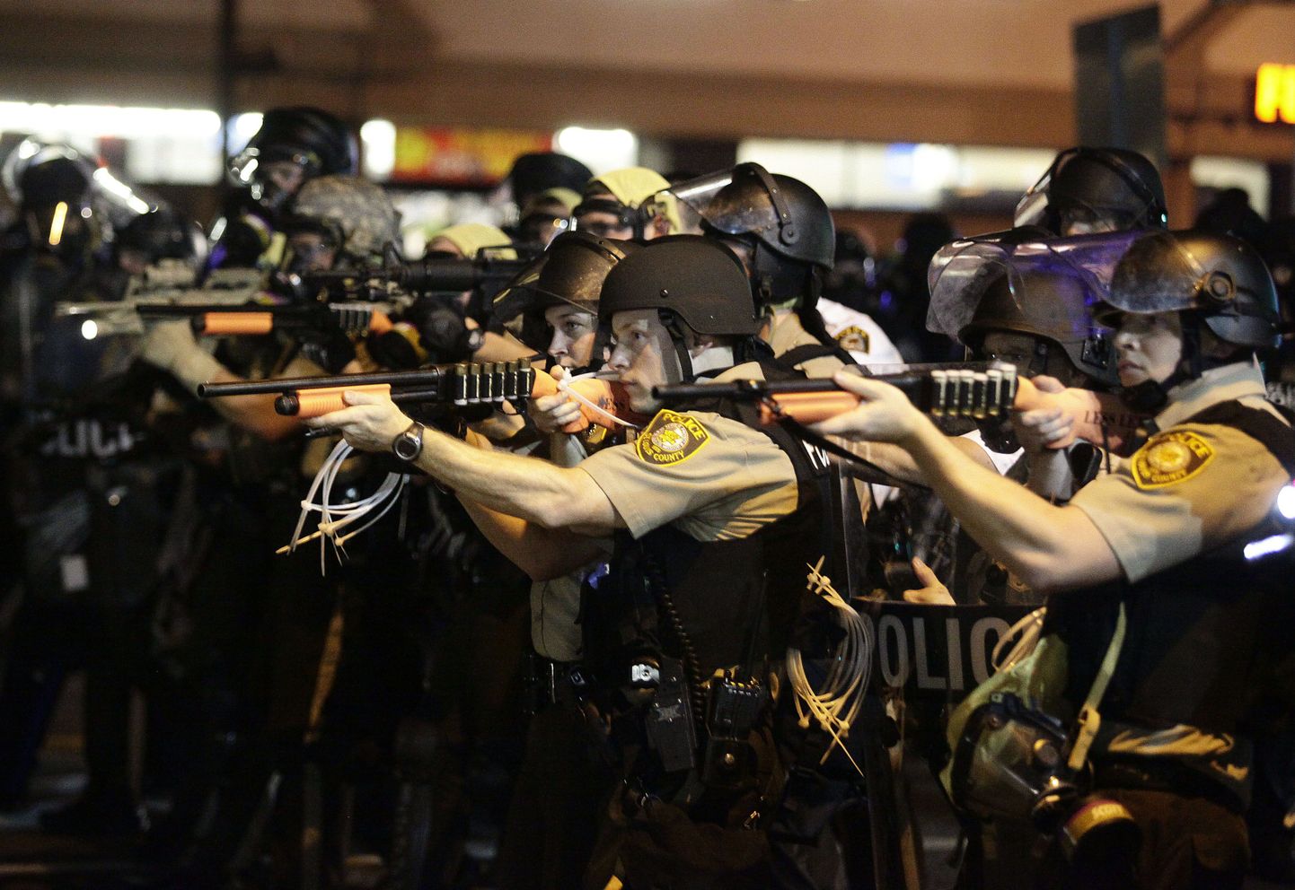 Politseinikud täna öösel Fergusonis.