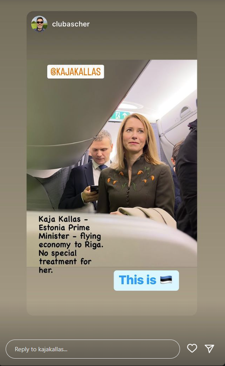 Кая Каллас на борту самолета в эконом-классе.