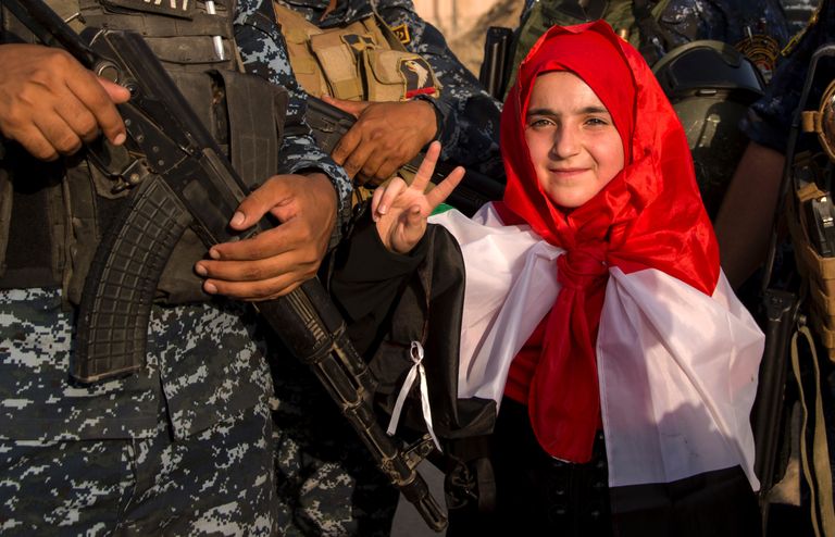 Iraagi tüdruk eile Mosulis võidumärki näitamas. Foto: FADEL SENNA/AFP/Scanpix