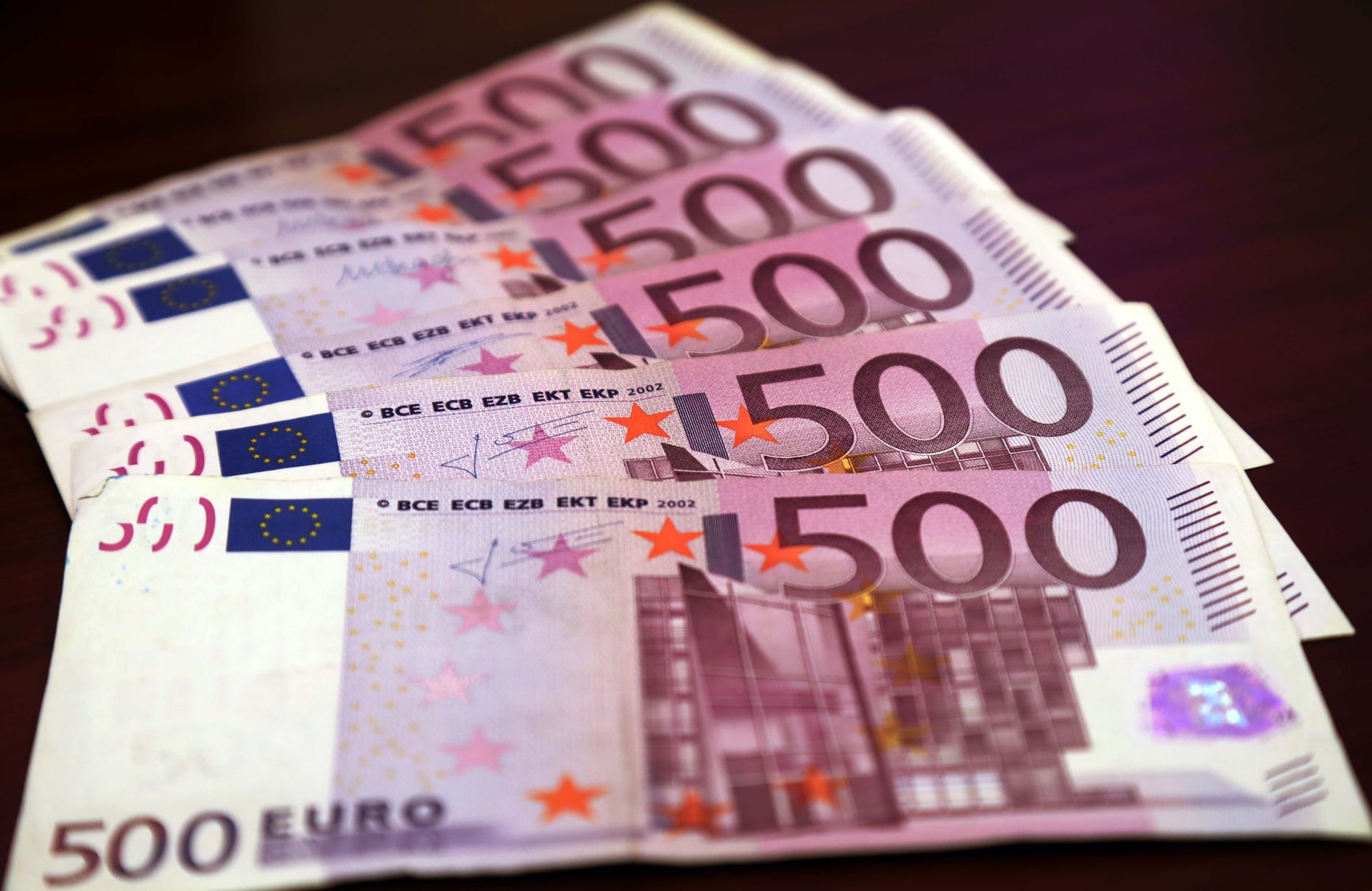 Банкноты евро.