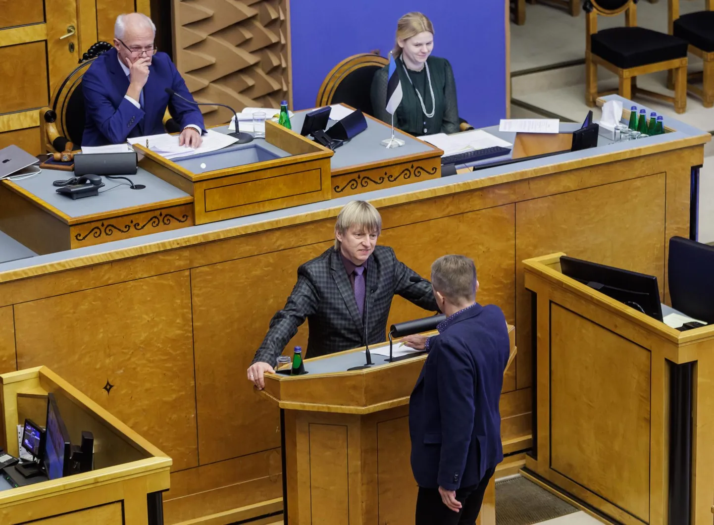 Ekrelase Rain Epleri kõne ajal käis puldi juures reformierakondlane Jürgen Ligi ning andis talle paberi. Mis seal kirjas oli, teavad vaid mehed ise.