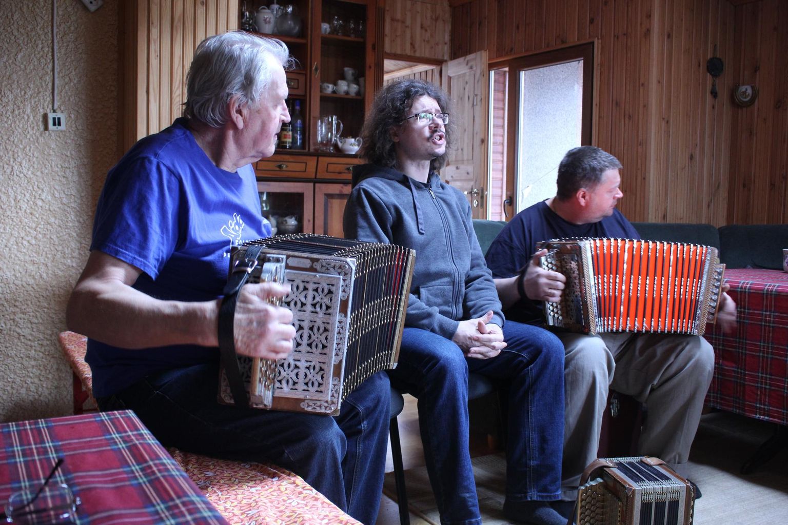 Lõõtsa Väntsutajate muusika on täienenud lauluga ning koos esinevad nad parasjagu koosseisus Kalle Raidsalu (vasakult), Vend Frederik ja Rene Raidsalu.