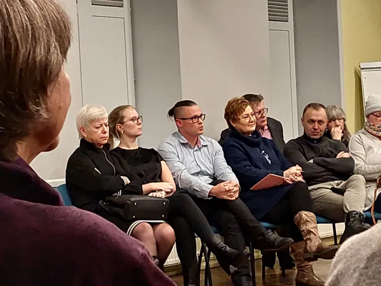 Abivallavanem Asso Nettan (keskel) andis neljapäeval Palamuse rahvamajas aru kultuurireformi teemadel.