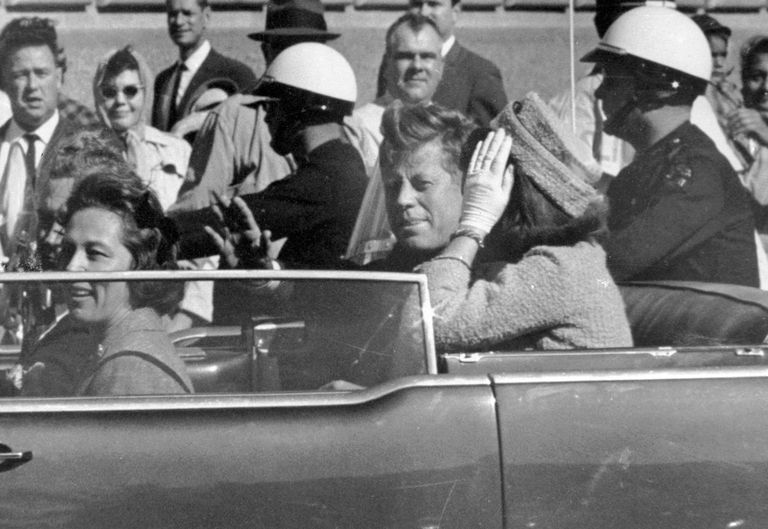 John ja Jacqueline Kennedy 22. novembril 1963 sõitmas lahtises autos Dallases
