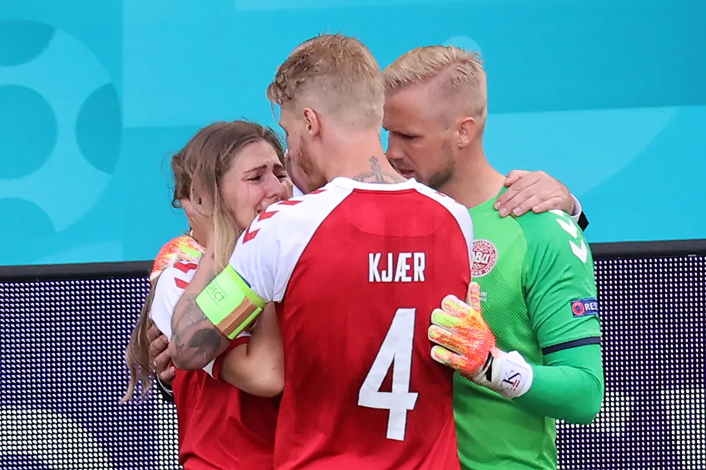 Taani koondise kapten Simon Kjær ja Kasper Schmeichel toetasid väljakul Christian Erikseni abikaasat ja teatasid talle rõõmusõnumeid.