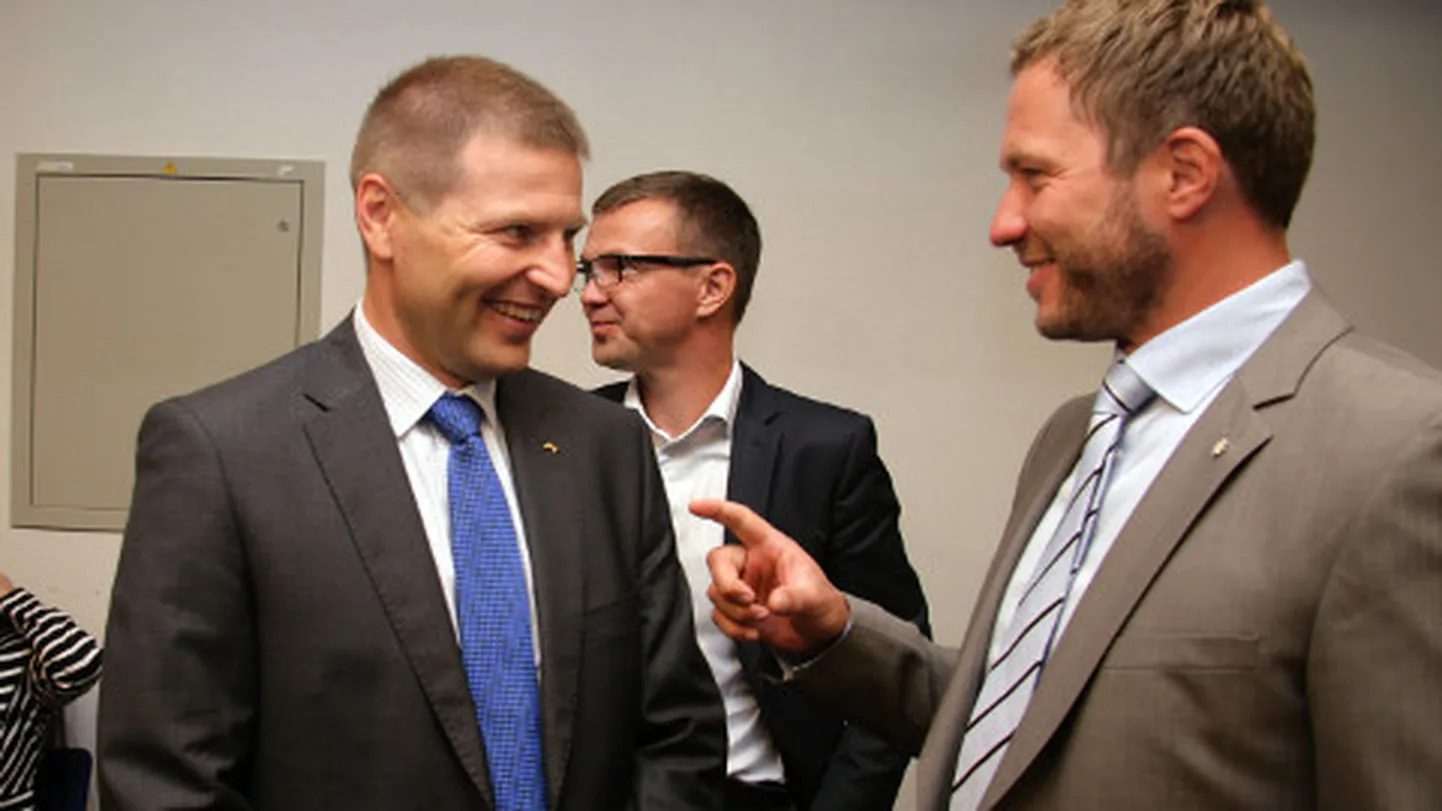 Siseminister Hanno Pevkur ja sotsiaalkaitseminister Margus Tsahkna olid rahul, et leidsid oma pagulaste vastuvõtmise teemalise selgitustuuri esimeses peatuskohas Jõhvis siinsete omavalitsusjuhtide poolt mõistmist.