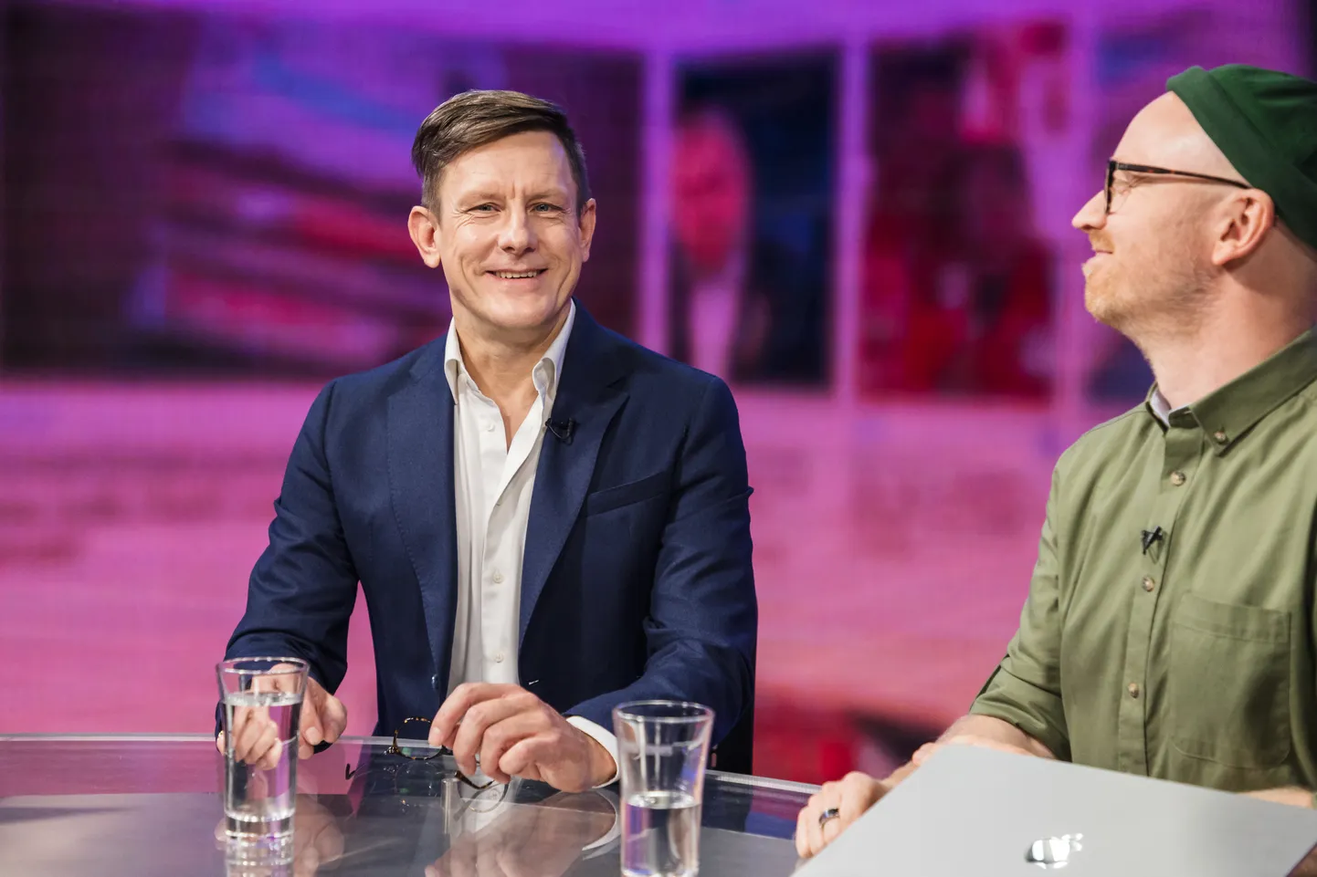 Otsesaade «Mis uudist?». Stuudios on Jan Uuspõld, saatejuhid on Brita-Maria Alas ja Mart Normet.