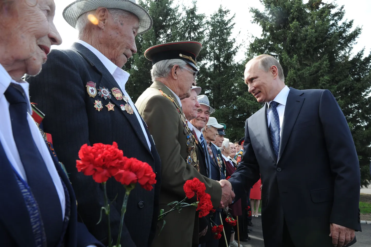 Vladimir Putin koos veteranidega Tšitas.