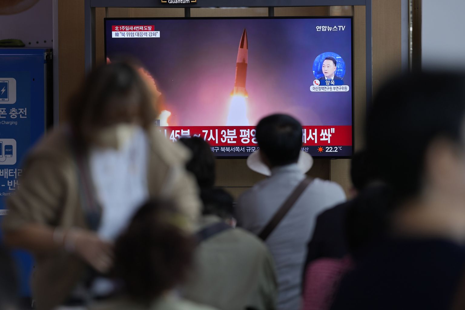 Две баллистические ракеты КНДР пролетели около 350 км, сообщают военные Южной Кореи. Это уже четвертые ракетные испытания Пхеньяна за неделю.