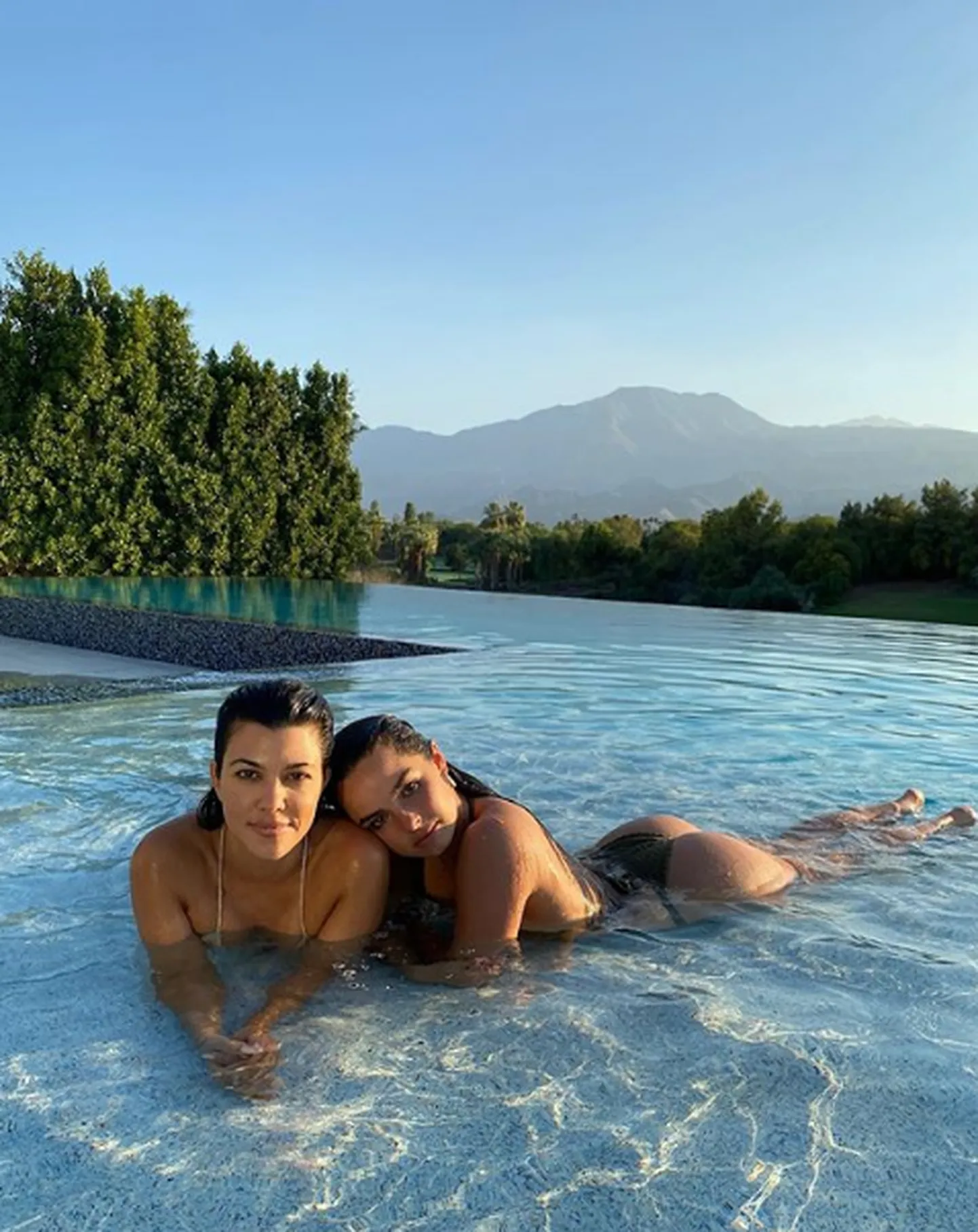 Kourtney Kardashian ja Addison Rae.