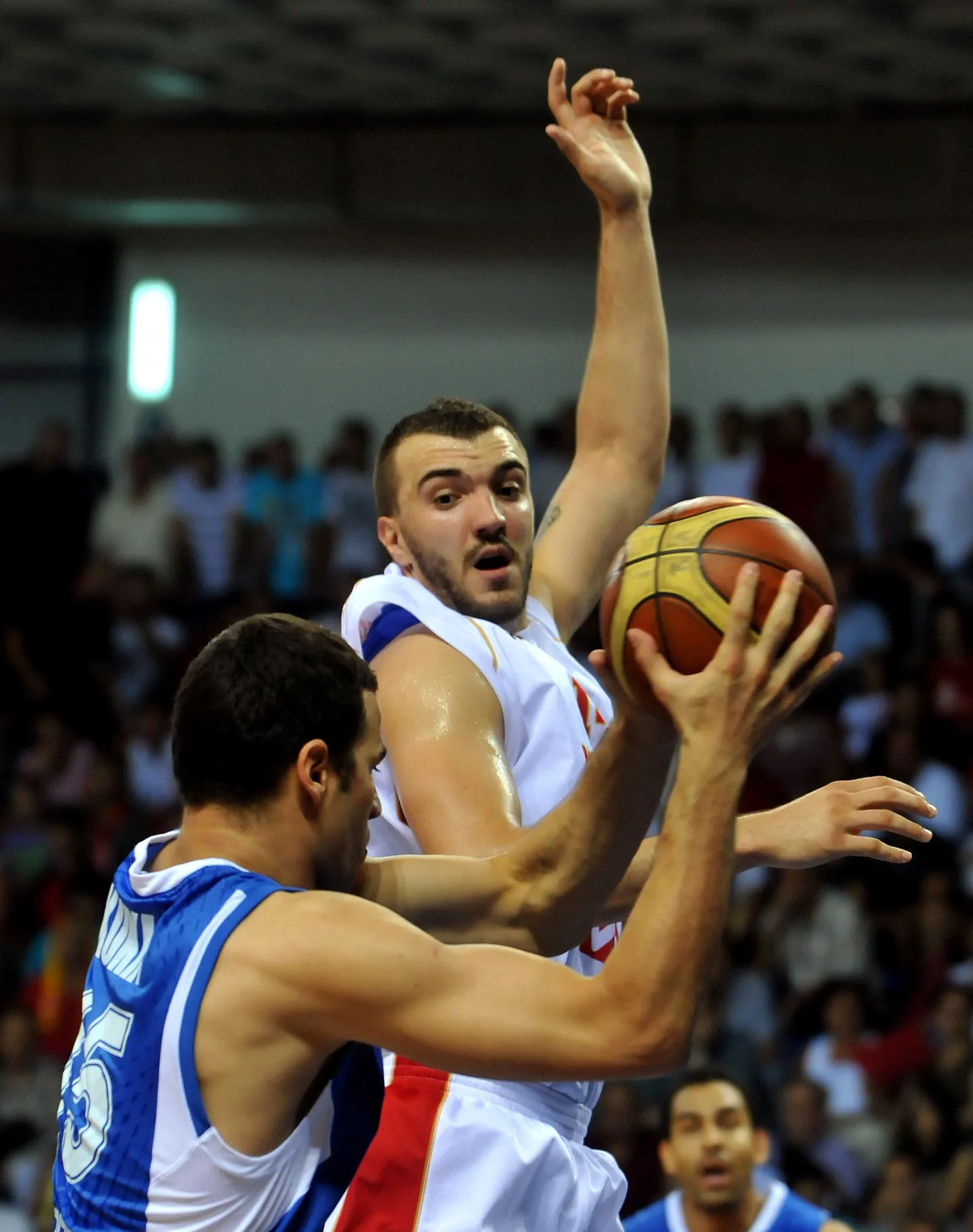 Nikola Pekovic (valges) takistmas Israeli meeskonna rünnakut.