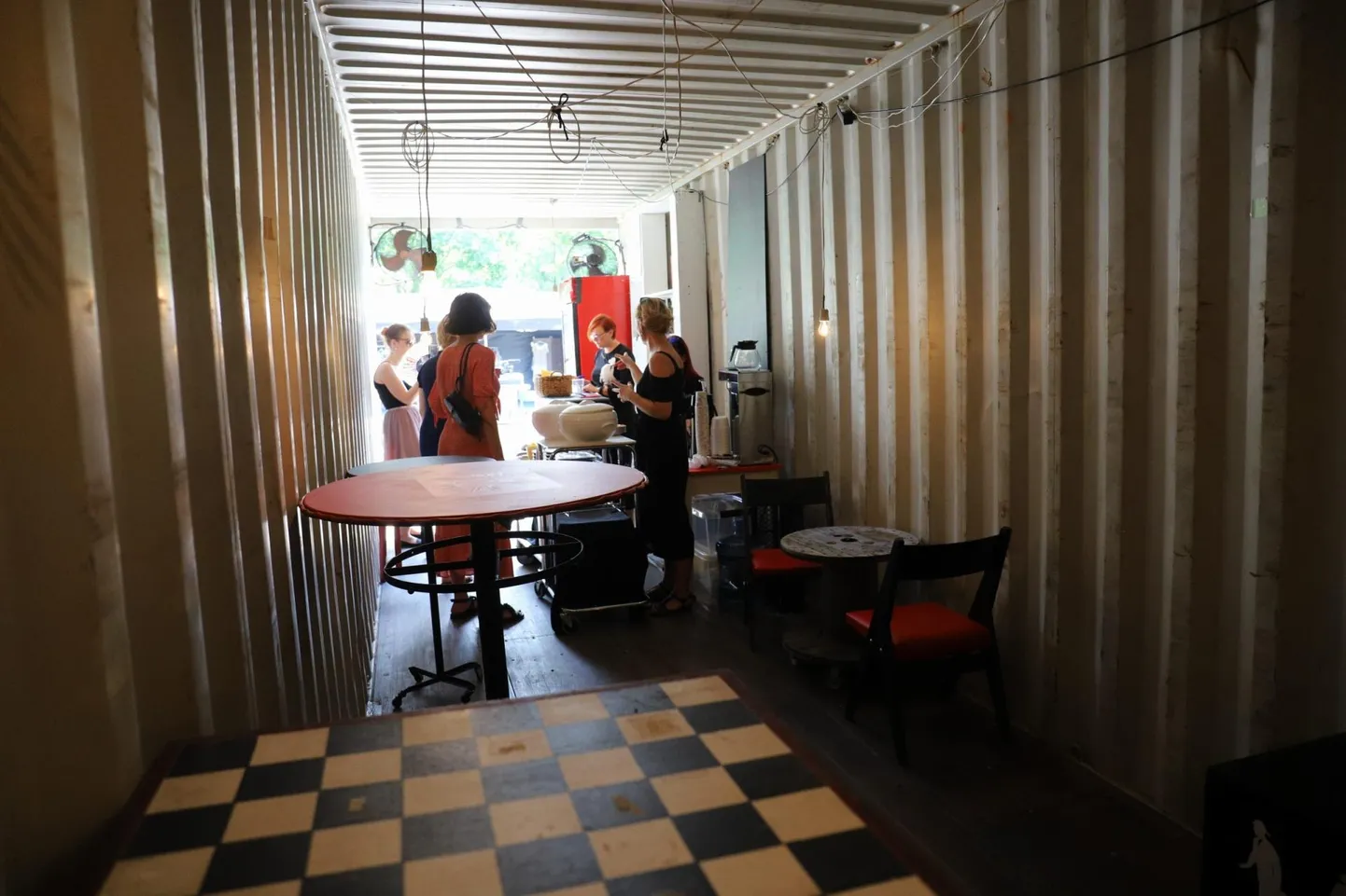 Rakvere teatri konteinerisse mahutatud suvekohvik Geto Ekspress.