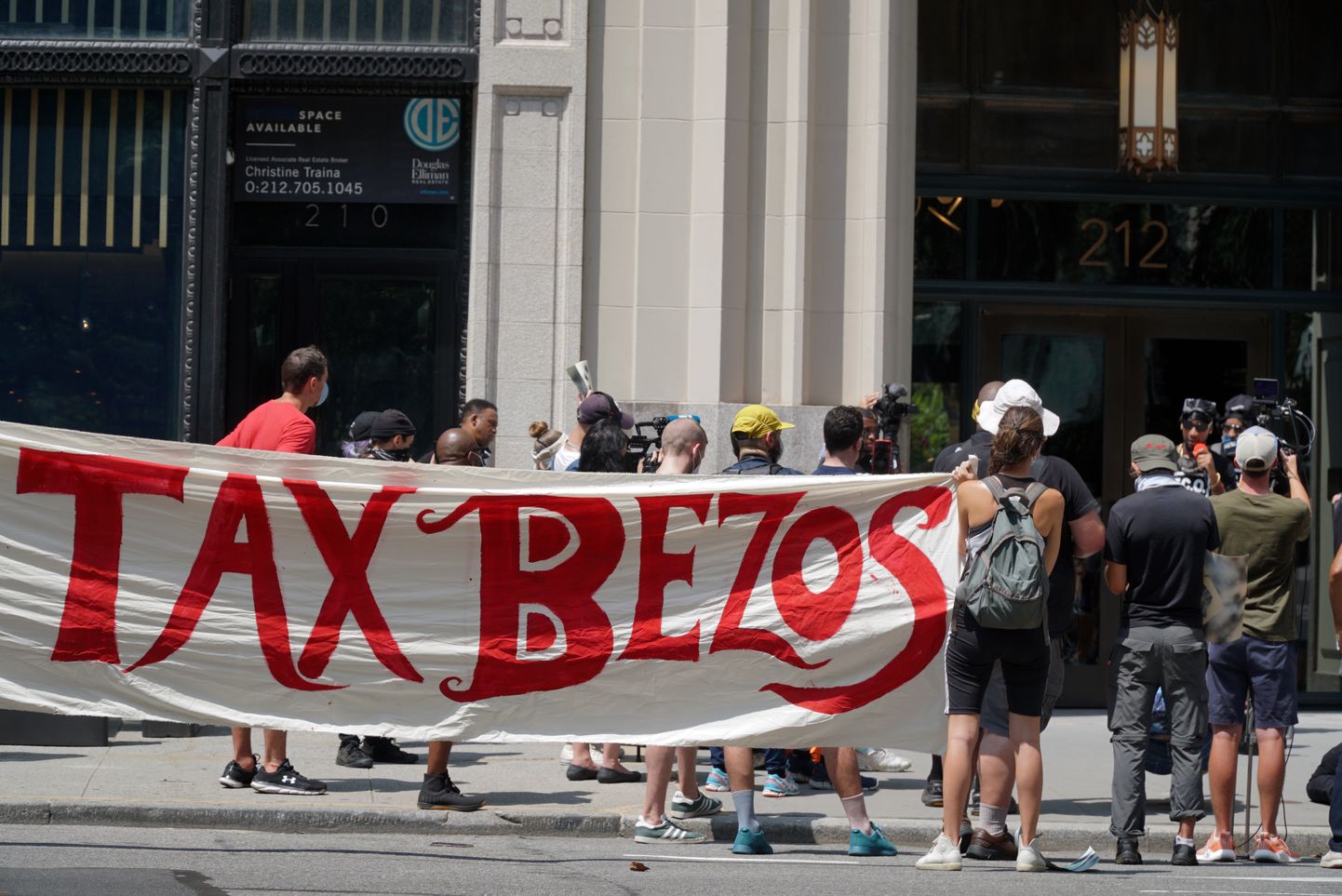Protestijad New Yorgis maja eest, kus asub Bezose 80 miljonit dollarit maksev katusekorter.