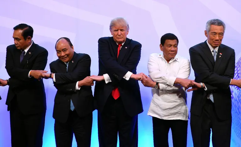Riigijuhtide ristkätlemine Manilas ASEANi riikide tippkohtumisel