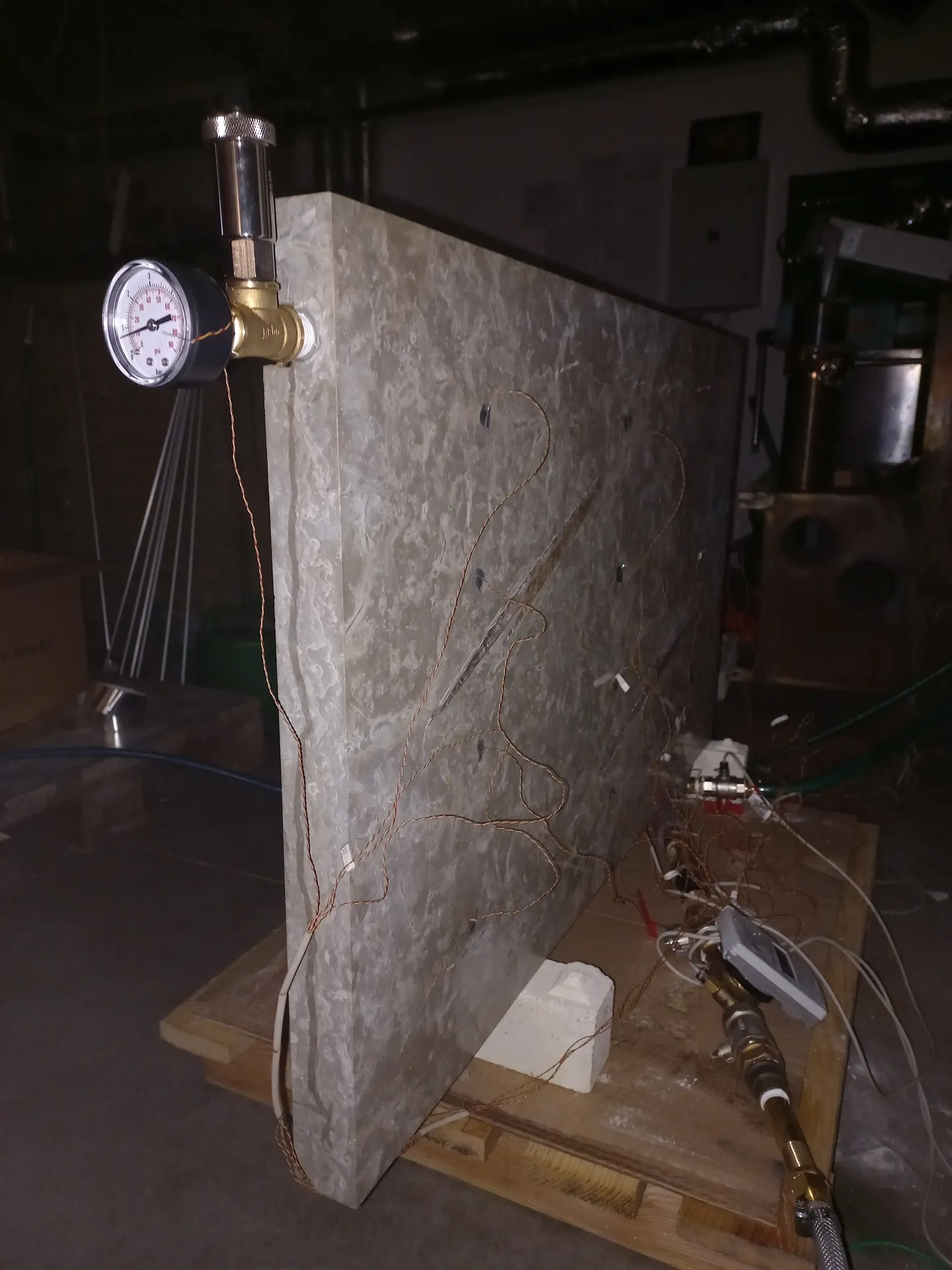 Paasradiaator iiDNE Heat, mille toimivust katlalaboris testitakse.