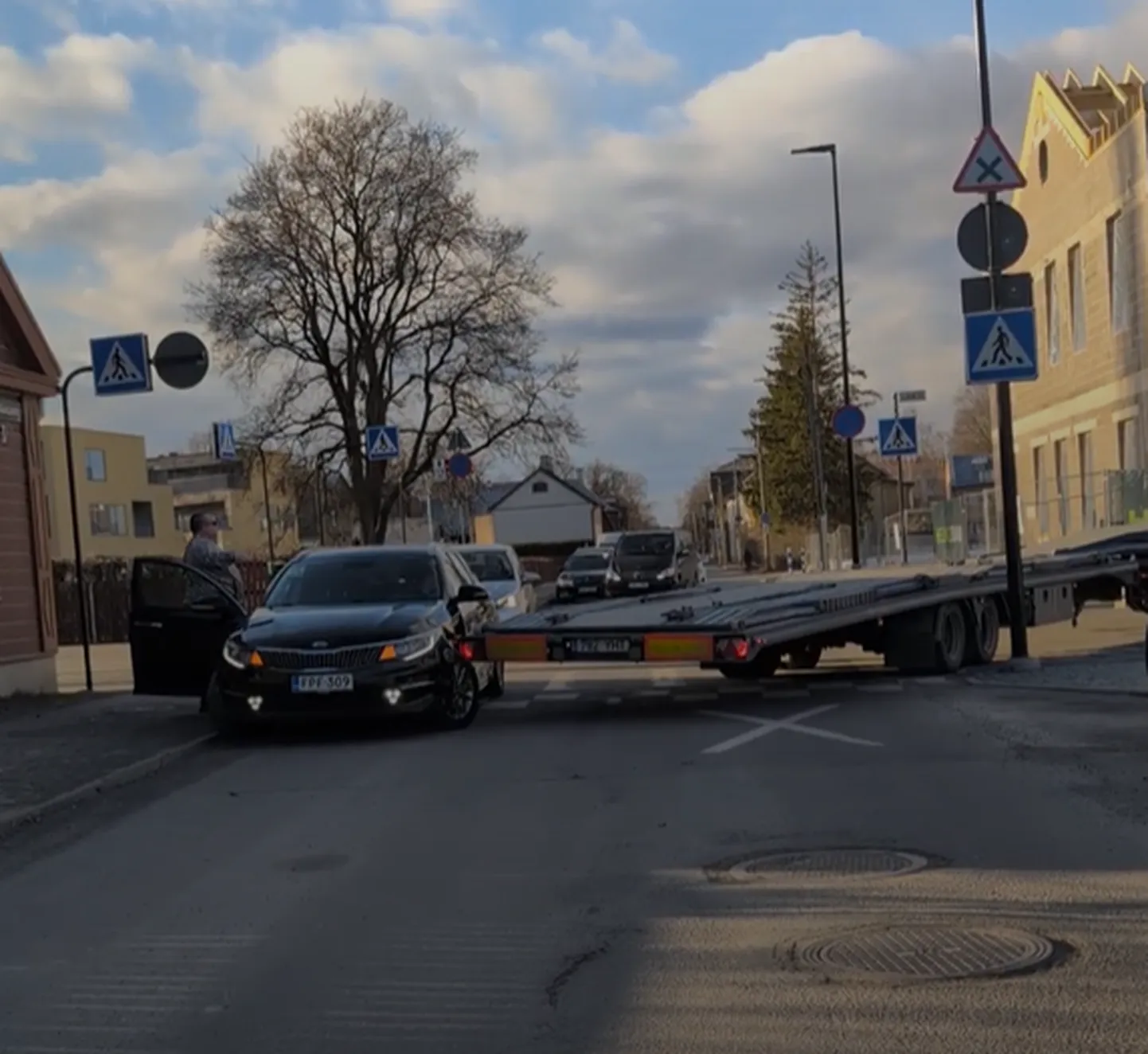 Sõiduautos kaasa sõitnu üritas haagise juhile märku anda, et too riivab autot.