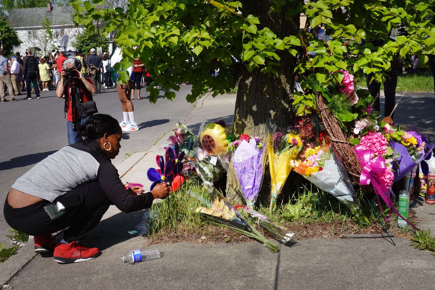 Buffalo supermarketis tapeti kümme inimest. Inimeste hukkumispaigale tuuakse lilli ja küünlaid.