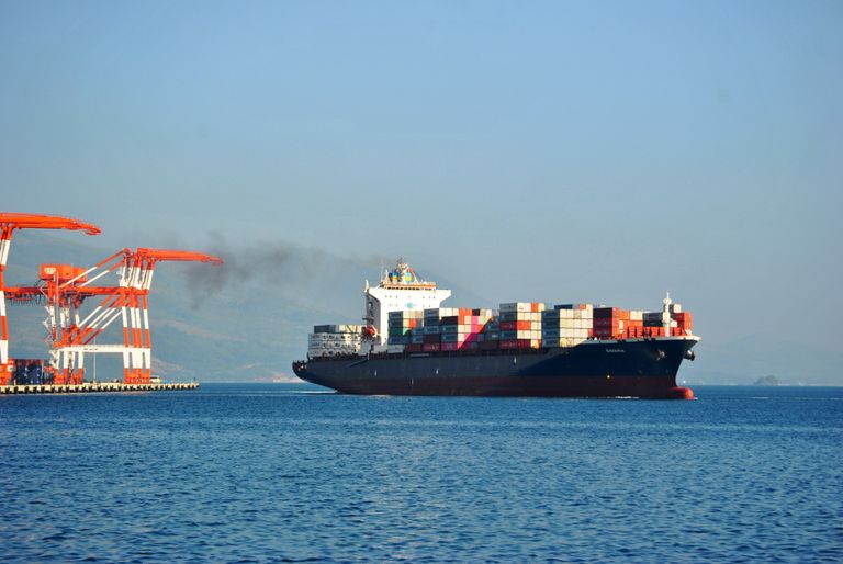 Kaubalaev MV Bavaria alustas teed Filipiinide pealinna Manila lähedalt Kanada suunas, et toimetada sinna tagasi konteineritäied prügi.