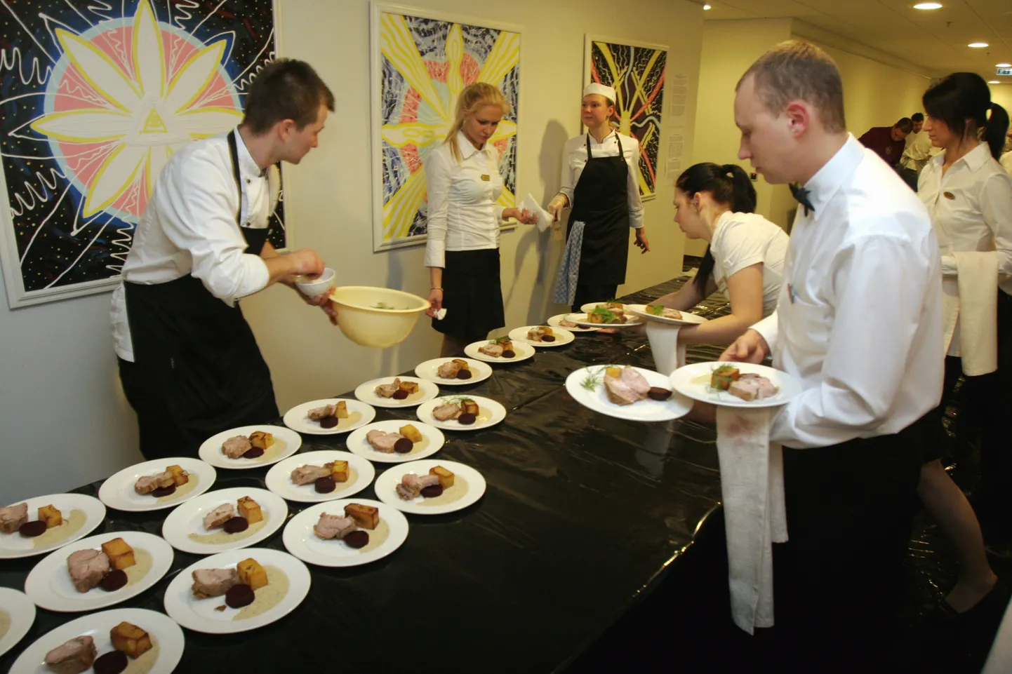 Mullu toimus rahvusköökide galaõhtu Dorpati konverentsikeskuses, kus Tartu sõpruslinnade kokad valmistasid süüa 240 inimesele.